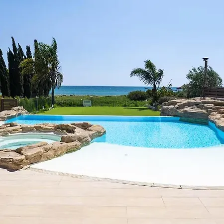 Beachfront Tranquility ! Meneou